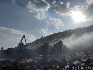 Foto Kebakaran TPA Antang Makassar yang Sudah 4 Jam Belum Padam