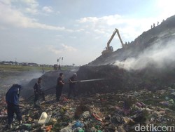 Ulah Pemulung Bakar Sampah Bikin TPA Antang Makassar Kebakaran 4 Jam 30 Menit