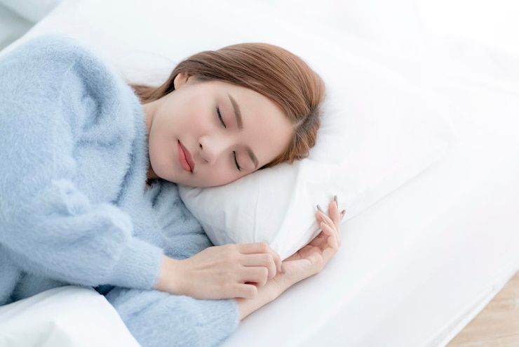 Kebiasaan kecil yang bisa membuat tidur lebih nyenyak/Foto: Freepik/@Lifestylememory