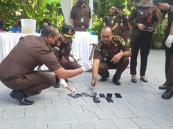 Musnahkan Barang Bukti, Belasan Smartphone Digeprek Kejari Karangasem