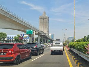 Tol Dalam Kota di Sekitar Cawang Macet 2 Km Pagi Ini