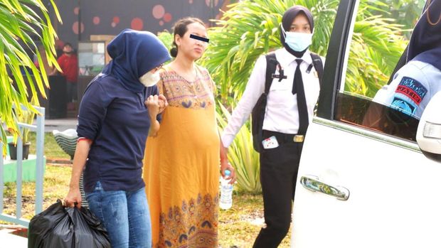 Kisah haru terjadi di sel Rutan Perempuan Kelas II A Surabaya. Seorang narapidana (napi) perempuan berinisial AV yang baru saja melahirkan, kini harus membawa bayinya ke sel tahanan.