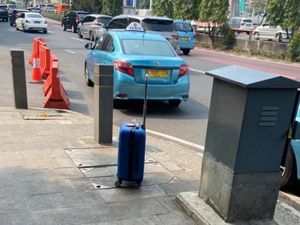 Koper Misterius Tergeletak di Depan Polda Metro, Polisi Selidiki Koper Misterius Tergeletak di Depan Polda Metro, Polisi Selidiki