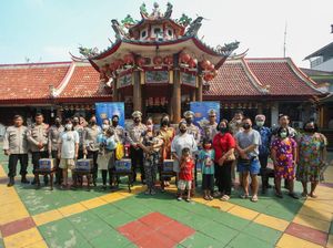 Korlantas Polri Bagikan Paket Sembako ke Panti Asuhan Binaan Konghucu