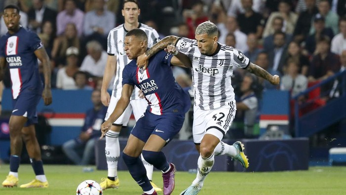 PARIS, FRANCE - SEPTEMBER 06: Kylian Mbappe #7 of Paris Saint-Germain gets fouled by Leandro Paredes #32 of Juventus during the UEFA Champions League group H match between Paris Saint-Germain and Juventus at Parc des Princes on September 6, 2022 in Paris, France. (Photo by Catherine Steenkeste/Getty Images)