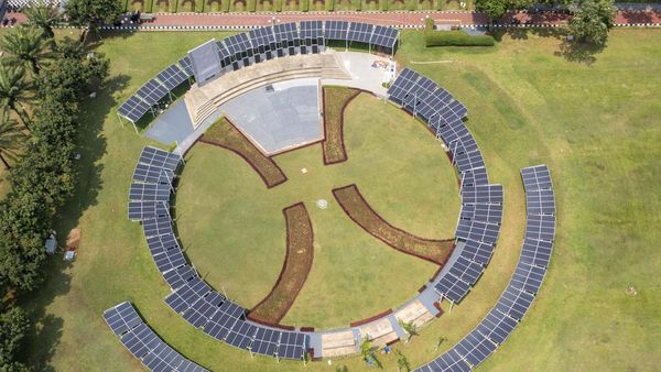 Listrik Tenaga Surya Mengalir ke Gedung DPR