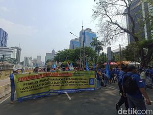 Massa Buruh Peringati Hari Tani Nasional di Patung Kuda, Bawa 14 Tuntutan Massa Buruh Peringati Hari Tani Nasional di Patung Kuda, Bawa 14 Tuntutan