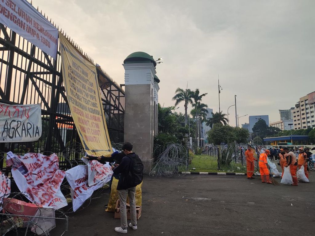 Massa Demo Buruh Tani Bubarkan Diri dari Depan Gedung DPR Massa Demo Buruh Tani Bubarkan Diri dari Depan Gedung DPR