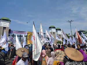 Massa Demo Tiba di Depan DPR, Lalin Jalan Gatot Subroto Macet