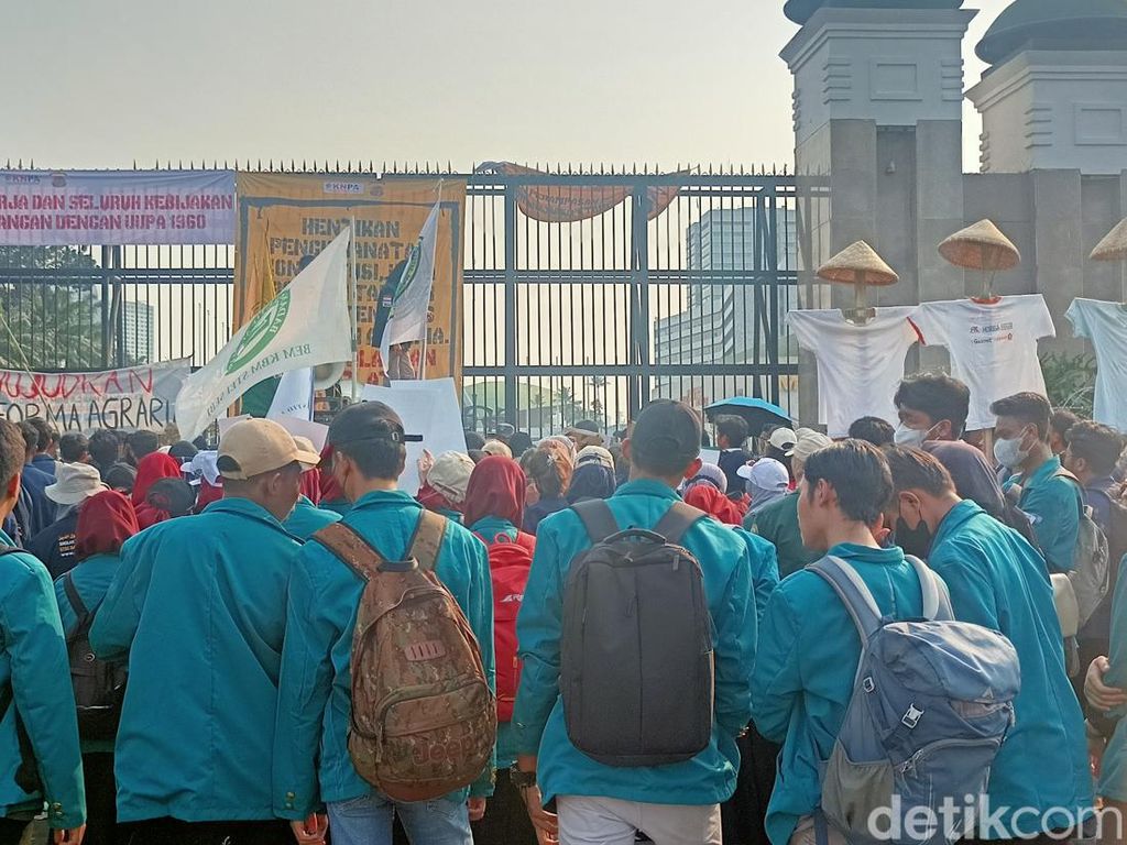 Massa Buruh Bubar dari DPR, Mahasiswa Masih Bertahan Massa Buruh Bubar dari DPR, Mahasiswa Masih Bertahan