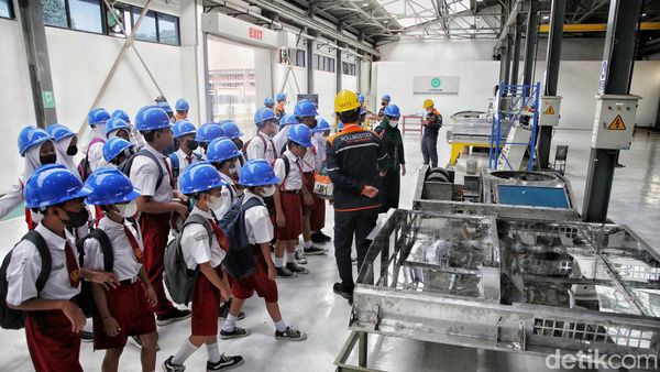 Melihat Lebih Dekat Bengkel Kereta Api di Balai Yasa Manggarai