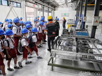Melihat Lebih Dekat Bengkel Kereta Api di Balai Yasa Manggarai