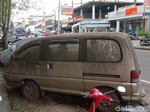 Melihat Mobil Legendaris yang Parkir Tahunan di Depan Unsil Tasik Melihat Mobil Legendaris yang Parkir Tahunan di Depan Unsil Tasik