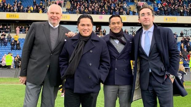 Akuisisi Oxford United diumumkan dalam Rapat Umum Pemegang Saham (RUPS), Selasa (27/9/2022) malam WIB. Erick Thohir dan Anindya Bakrie membeli 51 persen saham klub berjuluk The U's itu.