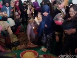 Keseruan Paramitha Rusady Rebutan Hasil Bumi di Karaton Sumedang Larang
