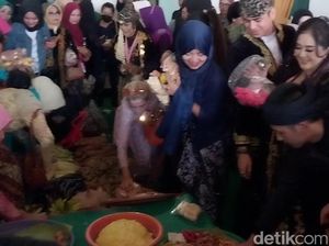 Keseruan Paramitha Rusady Rebutan Hasil Bumi di Karaton Sumedang Larang Keseruan Paramitha Rusady Rebutan Hasil Bumi di Karaton Sumedang Larang