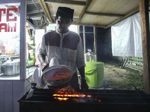 Kisah Ade, dari Cikarang ke Perbatasan RI-Malaysia buat Jualan Sate Kisah Ade, dari Cikarang ke Perbatasan RI-Malaysia buat Jualan Sate