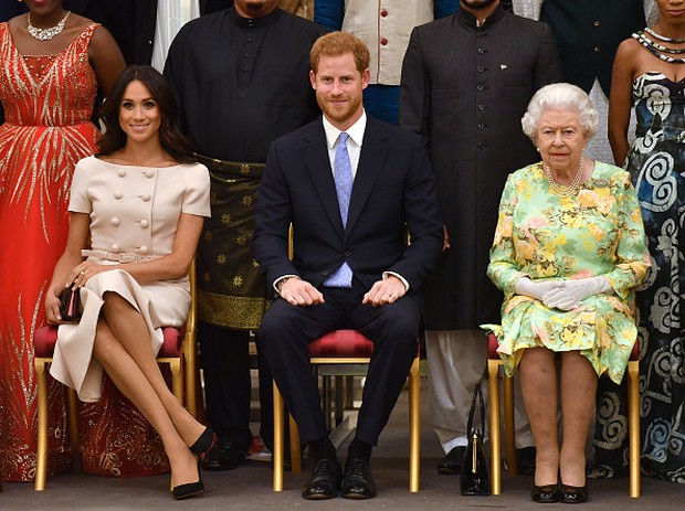 Potret Harry dan Meghan Markle bersama Ratu Elizabeth II/Getty Images/John Stillwell Kebersamaan Harry dan Meghan yang kini memilih mundur sebagai anggota kerajaan.