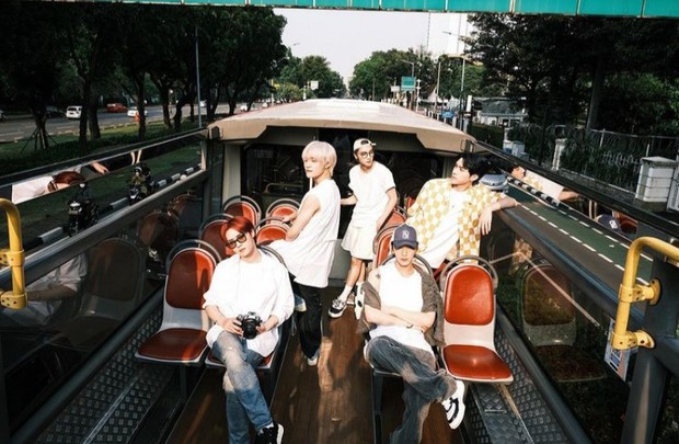 Sebelum pulang ke Korea, WayV menyempatkan diri untuk berkeliling Jakarta dengan bus Transjakarta.