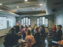 Product Knowledge Adalah: Jenis dan Manfaatnya untuk Bisnis