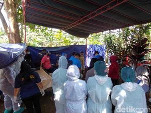 Suasana Autopsi Korban Penganiayaan Ojol Semarang di TPU Genthawur Kendal