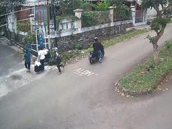 Aksi Pemotor Berboncengan Jambret Emak-emak di Malang Terekam CCTV
