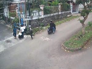 Aksi Pemotor Berboncengan Jambret Emak-emak di Malang Terekam CCTV Aksi Pemotor Berboncengan Jambret Emak-emak di Malang Terekam CCTV