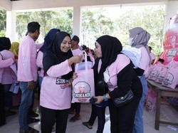 Relawan Srikandi Ganjar Bagikan Sembako & Voucher BBM di Pasuruan