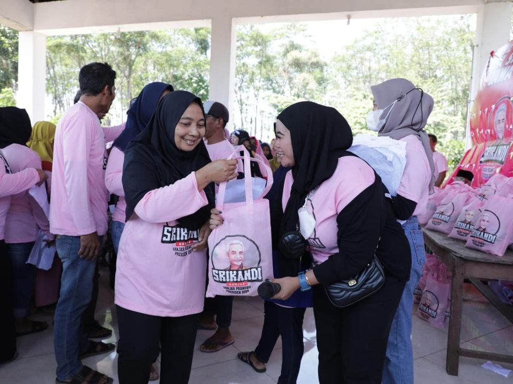 Relawan Srikandi Ganjar Bagikan Sembako & Voucher BBM di Pasuruan