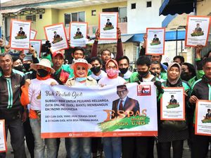 Relawan Sandiaga Uno Bagikan Voucher BBM Murah ke Ojol di Cibubur Relawan Sandiaga Uno Bagikan Voucher BBM Murah ke Ojol di Cibubur