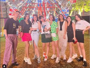 Titi Kamal Bareng Geng Artis Nonton Konser Musik WTF 2022, Gayanya Bak ABG Titi Kamal Bareng Geng Artis Nonton Konser Musik WTF 2022, Gayanya Bak ABG