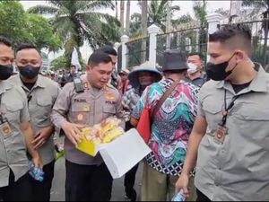 Saat Kapolda Metro Bagi-bagi Roti ke Massa Demo di DPR