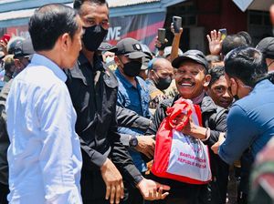 Senyum Semringah Pedagang Pasar di Buton Dapat BLT dari Jokowi