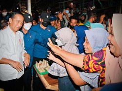 Jokowi Sebut 90% Penerima KUR di PNM Kaum Emak-emak di Pasar