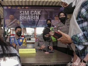 Emak-emak di Pasar Gunung Anyar Surabaya Belanja Sekalian Bikin SIM Baru Emak-emak di Pasar Gunung Anyar Surabaya Belanja Sekalian Bikin SIM Baru