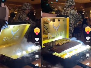 Mirip Salt Bae, Restoran di Dubai Ini Sajikan Steak Lapis Emas Rp 15 Juta Mirip Salt Bae, Restoran di Dubai Ini Sajikan Steak Lapis Emas Rp 15 Juta