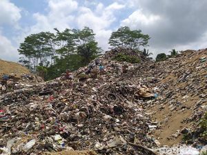 Tumpukan Sampah di TPSA Banyuurip Magelang yang Overload Sejak 2017