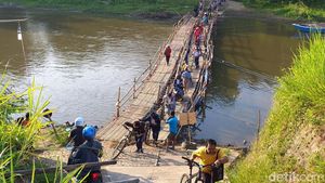 Bahaya! Begini Potret Ramainya Jembatan Sesek Bengawan Solo