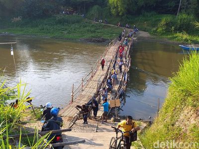 Bahaya! Begini Potret Ramainya Jembatan Sesek Bengawan Solo