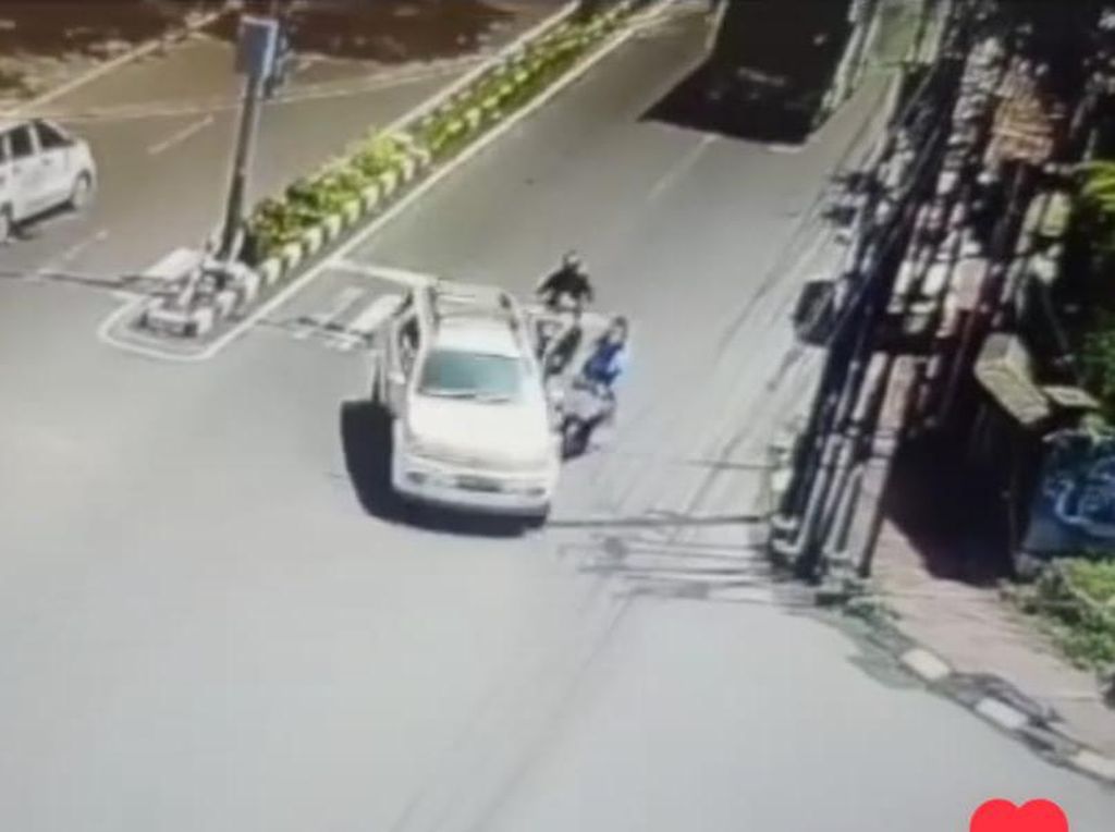 Mobil Fortuner Tabrak Lari Pemotor di Medan, Polisi Turun Tangan