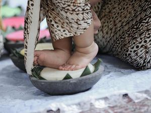 Tedak Siten Adalah Apa? Serba-serbi Tradisi dan Maknanya Tedak Siten Adalah Apa? Serba-serbi Tradisi dan Maknanya