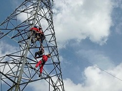 Momen Menegangkan Penyelamatan ABG dari Atas SUTET di Tasikmalaya