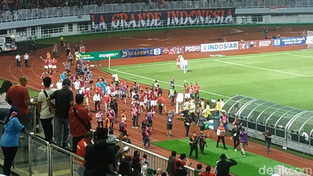 Timnas Indonesia usai menang atas Curacao di Stadion Pakansari