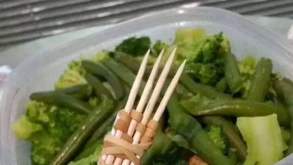 10 Trik Cara Makan Nyeleneh tapi Praktis Saat Kepepet