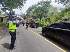 Ada Truk Tronton Terguling, Tanjakan Kalimalang Diterapkan Buka Tutup