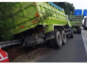 Sopir Mengantuk, Truk Tabrak Pembatas Jalan di Tol Jagorawi