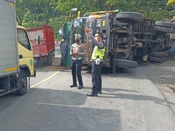 Tak Kuat Nanjak, Tronton Muatan Tripleks Tabrak Warung-Terguling Timpa Truk