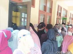 Warga Desa di Lamongan Luruk PN, Beri Dukungan Kadesnya yang Jadi Tersangka