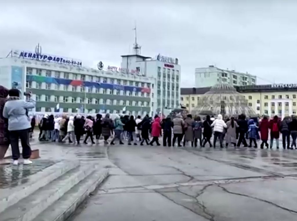 Warga Rusia Menari Tolak Mobilisasi, Setelah Itu Ditangkap