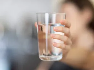 Larangan Makan dan Minum Sambil Berdiri, Ini Penjelasan Haditsnya Larangan Makan dan Minum Sambil Berdiri, Ini Penjelasan Haditsnya